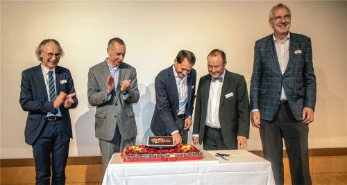 Oberbürgermeister Andreas März (Mitte) durfte die Torte anschneiden. Mit ihm freuten sich über das Jubiläum (von links) Alfred Rauscher, Vizepräsident des Bundesverbandes für Breitbandkommunikation, Carsten Engelke vom Breitbandverband ANGA, komro-Geschäftsführer Gert Vorwalder und Dr. Götz Brühl, Geschäftsführer der Stadtwerke Rosenheim. Fotos Stache