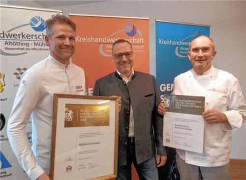 Obermeister Oskar Hofstetter gratulierte seinen beiden Innungsmitgliedern Stefan Greimel (links) und Anton Eicher herzlich zum Bundesehrenpreis. Foto maier