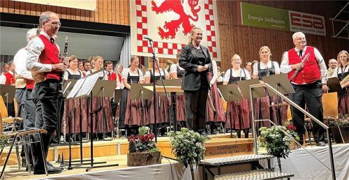 Orchesterchefin Barbara Bschorr und die Stadtkapelle Wasserburg.Foto  Janeczka