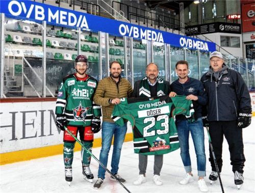 OVB Media ist weiter Premium-Sponsor bei den Starbulls Rosenheim. Auf dem Bild von links: Starbulls-Kapitän Dominik Daxlberger, Erster Vorsitzender Marcus Thaller, OVB-Geschäftsführer und -Verleger Oliver Döser, Darwin Kuhn, Leiter Sponsoring bei den Starbulls, und Trainer Jari Pasanen. Foto Starbulls