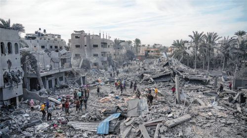 Palästinenser betrachten die Zerstörungen nach israelischer Bombardierung des Gazastreifens. Foto dpa