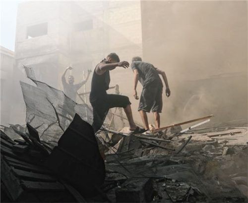 Palästinenser suchen unter den Trümmern eines zerstörten Gebäudes nach einem israelischen Luftangriff im Gazastreifen nach Überlebenden. Foto dpa