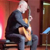 Gitarre wahrlichzum Leben erweckt