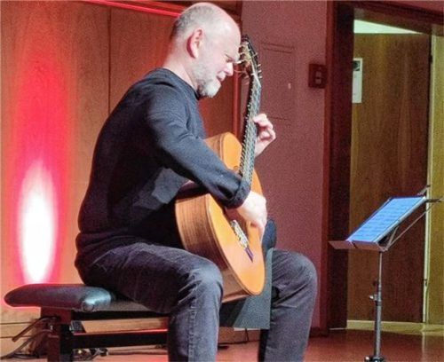Pavel Steidel überzeugte im kleinen Saal des Kurhauses mit leisen Tönen. Foto auer