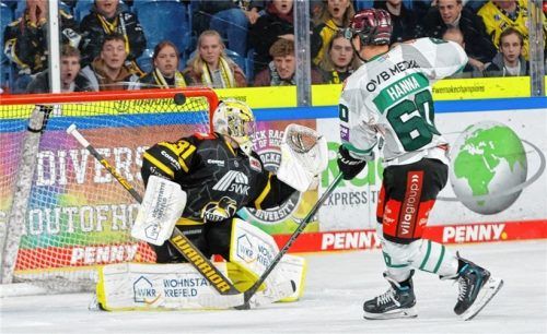 Pech für die Starbulls im Penaltyschießen: Shane Hanna traf mit seinem Schuss nur die Latte des Krefelder Tores. Foto Andreas Drabben