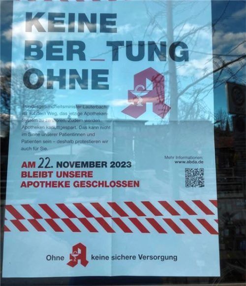 Per Plakaten in den Schaufenstern weisen die Apotheker im Mangfalltal darauf hin, dass sie sich am 22. November 2023 am Protesttag beteiligen.