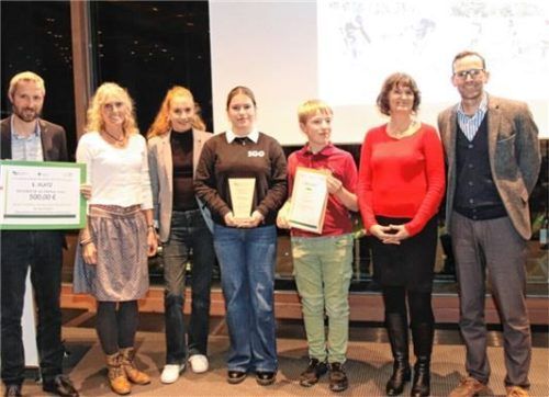 Peter Heßner, Leitung Wirtschaftsförderung, Klimaschutz, Kreisentwicklung (links), und Prof. Dr. Ing. Frank Buttinger, Leiter der ezro/Technische Hochschule Rosenheim (rechts), überreichten dem Projekt „Übernahme Patenschaft für ein Moor im Eglseemoor“ des Ignaz-Günther-Gymnasiums den ersten Platz. Foto Landratsamt Rosenheim