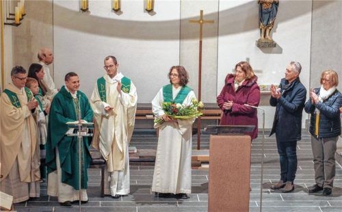 Pfarrer Fabian Orsetti (am Mikrofon) freute sich über die Anerkennung, hier mit den Pfarrvikaren Pater Dariusz Burdalski (links) und Mathias Klein-Heßling sowie Gemeindereferentin Maria Leutgäb.Foto Aerzbäck