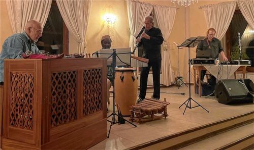 Professor Peter Michael Hamel an der Orgel, Njamy Sitson an der Conga, Professor Hansjörg Schellenberger an der Oboe und Michael Thelonious Hamel, der am Mischpult für Live-Elektronik und Sound-Design sorgte.Foto kirchner