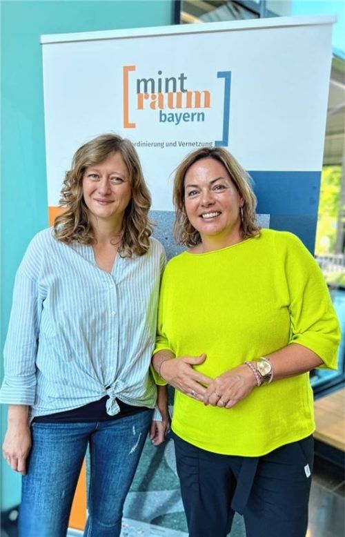Professorin Nicole Strübbe (links) und Steffi Panhans bauen das neue Netzwerk MINT-Region 18 federführend auf. Katharina Weiß fehlt auf dem Bild.Foto TH Rosenheim