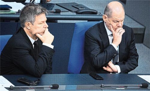 Ratlose Gesichter bei Kanzler Olaf Scholz (rechts) und Bundeswirtschaftsminister Robert Habeck. Wie sehr die nach dem BVG-Urteil nun fehlenden staatlichen Mittel auch die energetische Ertüchtigung des Gebäudebereichs betreffen, ist noch nicht abzusehen. Foto Bernd von Jutrczenka/dpa