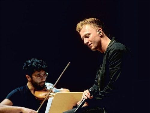 Sänger Joris und Konzertmeister Miki Kekenj (links) kommen morgen, Samstag, ins Kultur- und Kongresszentrum. Foto Thielmann