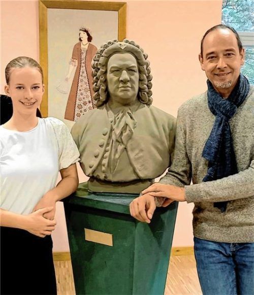 Sara Petz und ihr Lehrer Gunter Sotier mit Saras Lieblingskomponisten Johann Sebastian Bach. Fotos  Re