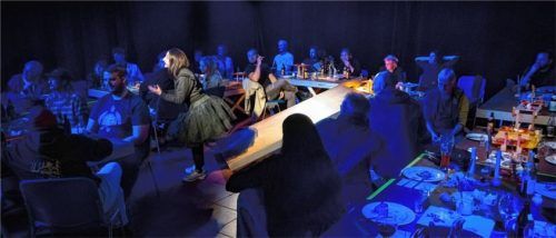 Sara Sukarie poltert als Irrwisch im schwarzen Tüll-Röckchen mitten unter den Zuschauern und verkündet verstörende Statements.Foto mergler/affekt