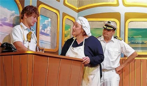 Schiffsköchin Margarete (Christine Lechner), lässt sich vom kühnen Arzt Dr. Klein (Georg Waldleitner junior, links) nichts gefallen. Kapitän Hacker (Georg Linner-Galland) ist empört über den schlagfertigen Wortwechsel in seiner Crew.Foto re