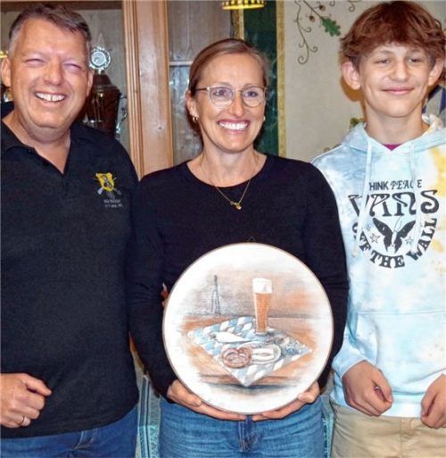 Schützenmeister Christian Edenhofer (von links) gratuliert der Gewinnerin Vroni Webersberger zu der von ihrem Sohn, Emil Webersberger, gestifteten Scheibe.Foto re