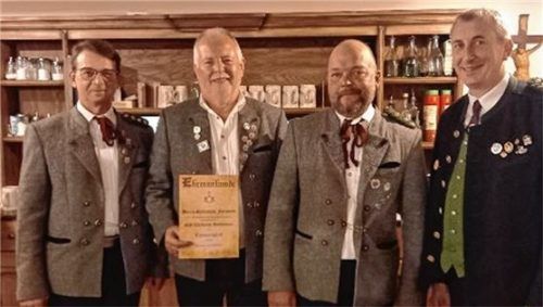 Sebastian Forstner (Zweiter von links) ist neues Ehrenmitglied des Vereins, ihn zeichneten (von links) Schützenmeister Josef Graf und Zweiter Schützenmeister Martin Görgmaier aus. Gauschützenmeister Gerhard Nevihosteny (rechts) überreichte das Protektorabzeichen in Silber.Foto re