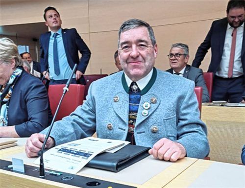 Seine enge Verbindung zur Trachtenbewegung brachte Sepp Lausch zum Ausdruck, als er das erste Mal seinen Platz im Plenarsaal des Landtags einnahm. Er kam in der Trachtenjoppe. Foto privat