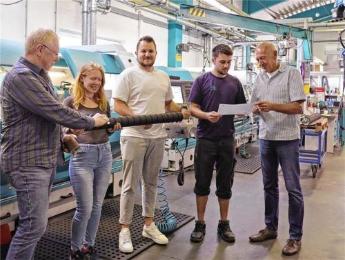 Seit 25 Jahren gibt es Maier Walzen, die nächste Generation ist schon mit im Betrieb: (von links) Die Familie Werner, Veronika, Maximilian, Thomas und Ulli Maier. Foto Lohmann