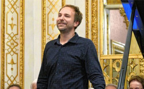 Sichtlich erfreut ist Herbert Schuch über den Applaus für das Spiel der Mozart-Sonaten.Foto janka