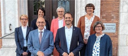 Sichtlich zufrieden: (von links) Andrea Mischke, Projektleitung Kitalösungen AKDB, Sabine Hilger, Leiterin Amt für frühkindliche Bildung, Rudolf Schleyer, Vorstandsvorsitzender AKDB, Dagmar Liepold, stellvertretende Leiterin Vergabeverfahren, Oberbürgermeister Andreas März, Ulrike Bürgerhausen, Amt für frühkindliche Bildung sowie Angelika Mayer, stellvertretende Leiterin des Amtes. Foto  Stadt Rosenheim