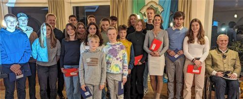Sie erbringen nicht nur sportliche Spitzenleistungen, sondern tragen auch den Namen der Gemeinde Kiefersfelden in alle Welt: Bürgermeister Hajo Gruber ehrte Sportler aus Kiefersfelden im Rahmen der Bürgerversammlung im Bergwirt. Foto Hoffmann