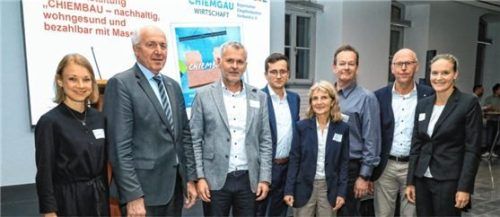 Sie tauschten sich mit Vertretern der regionalen Baubranche aus (von links): Tanja Bachmann von der Chiemgau GmbH, Handwerkspräsident Franz Xaver Peteranderl, Johannes Edmüller, Präsident des Bayerischen Ziegelindustrieverbands, Daniel Graf vom Sentinel-Haus-Institut, Dr. Birgit Seeholzer, Geschäftsführerin der Chiemgau GmbH, Energieberater Stefan Schatz von der Energieagentur Südostbayern, Thomas Maier von der Bauinnung Traunstein und Berchtesgadener Land sowie Annette Resch vom Bayerischen Ziegelindustrieverband.
