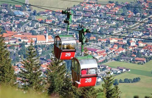 Sie werden wohl noch länger als gedacht Gäste auf die Kampenwand hinauf und von ihr hinab bringen, die hübschen alten Vierergondeln der Kampenwandseilbahn. Foto H.Reiter