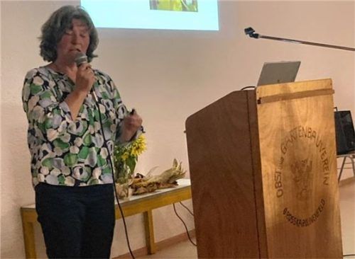 Sie wusste mehr als alle anderen Gartler im Raum: Die Referentin Monika Voggenauer erstaunte die Zuhörer bei der Jahresversammlung mit ihren Kenntnissen über die heimische Pflanzenwelt.Foto re