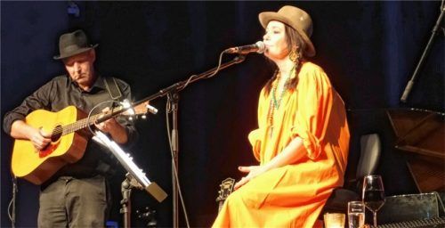 Sophie Zelmani gestaltete mit feiner Stimme ein intimes Konzert im großen Kursaal. Mit im Bild Gitarrist Lars Halapi.Foto friedrich