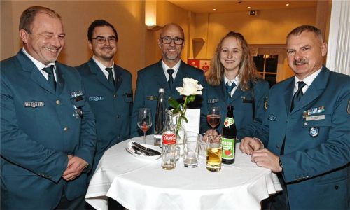 Stehen hier stellvertretend für viele: (von links) Thomas Obermaier, Alexander Kolowski, Markus Otto, Johanna Otto und Roland Maaß vom THW konnten sich beim Ehrenamtsabend feiern lassen. Foto Schlecker