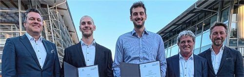 Stolz auf die erzielten Ergebnisse freuen sich (von links) Ministerialdirigent Dr. Tobias Haaf, die beiden Erstplatzierten Sebastian Wiedl und David Walter, der Präsident der Technischen Hochschule Professor Heinrich Köster sowie Hartmut Auer. Foto Maier