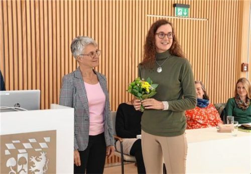 Susanne Danzl (links) bedankte sich im Namen der gesamten Lenkungsgruppe bei Michaela Eibl von der Grundschule Riedering für 20 Jahre Engagement in der Lenkungsgruppe. Foto Landratsamt Rosenheim