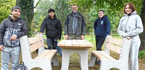 Teilnehmer des Projektes waren: (von links) Habibulla Mirzai, Elham Khodayar, Künstler Michael Zuber, Jason Tuche und Finja Möller. Foto m. riediger