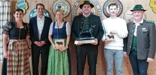 Trafen sich im Schützenheim: (von links) Zweite Schützenmeisterin Gaby Hartl, Oberbürgermeister Andreas März, Erstplatzierte der Damenklasse Patricia Lamminger, Erstplatzierter der Schützenklasse Konrad Brixner, Bestplatzierter der Jugendklasse Thomas Hofer und Schützenmeister Hermann Dodl. Foto re