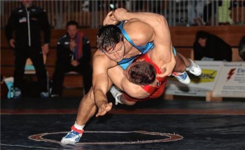 Traunsteins Andreas Dik (rotes Trikot): Sein Wurf wie aus dem Lehrbuch wurde nicht belohnt. Foto Andreas Wittenzellner