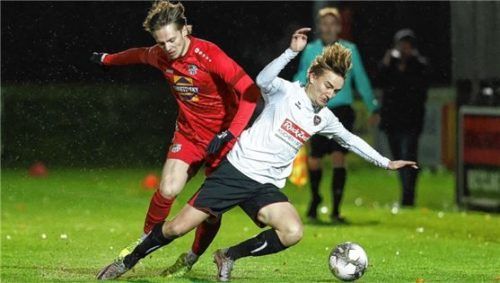 Traunsteins Andrii Pelypenko gegen Michel Schiedermair (rechts).Foto Hans Weitz