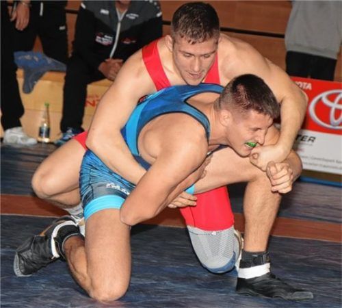 TVT-Mittelgewichtler Andreas Dik (rotes Trikot) hat gegen Freising noch eine Rechnung offen.