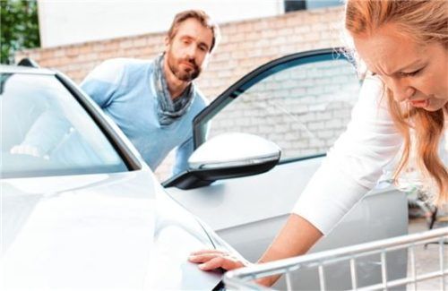 Typische Bagatellunfälle sind schnell passiert – vor allem beim Ein- und Ausparken kommt es immer wieder zu Dellen oder Kratzern am Auto. Foto DJD/DEVK/Robertino Nikolic