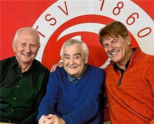 Übergibt dem TSV 1860 Rosenheim seine wertvolle Vereinsnadelsammlung: Armin Bernard (Mitte) mit Richard Meisinger (links) und Peter Wimmer.