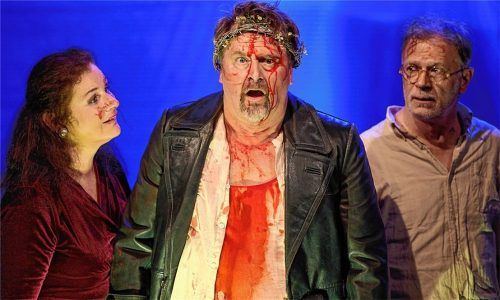 Überzeugendes Trio auf der Bühne: Anna (Susan Hecker) und der Fremde (Carsten Klemm) versuchen Richard (Mario Eik, Mitte) zur Reue zu bewegen.Foto flamm