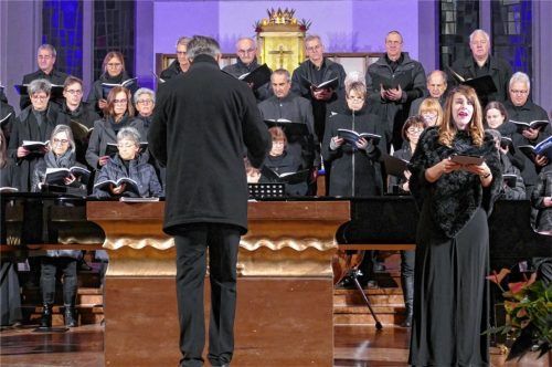 Umhüllend wie eine Mantelmadonna wirkte der Gesang der Sopranistin Eva Maria Amman, während die „Sänger ohne Grenzen“ auf ihren Einsatz warten.Foto janka