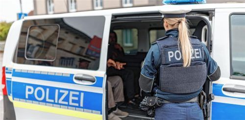 Unerlaubt eingereiste Migranten sitzen nach einem Aufgriff zum Transport in einem Fahrzeug der Bundespolizei. Nach dem Einlenken der Bundesinnenministerin hat die Bundespolizei an der Grenze zwischen Bayern und Tschechien mit stationären Grenzkontrollen begonnen. Foto dpa