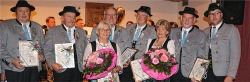 Urkunden zur Ehrenmitgliedschaft bekamen (von links) Sepp Leitner, Hans Astner sowie Bärbl und Fritz Vornberger, außerdem Andreas Leitner sowie Marianne und Peter Schaber vom Vorsitzenden Peter Bichler überreicht. Foto Schwitteck