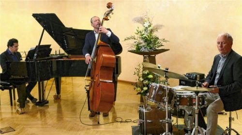 Vergnügt jazzten am Schluss (von links) Tizian Jost, Johannes Ochsenbauer und Michael Keul.Foto janka
