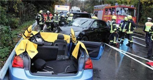 Viel zerknautschtes teures Metall blieb nach einem Unfall auf der Rohrdorfer Straße zurück. Foto Reisner