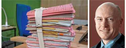 Viele Akten, viele Details: Nebenkläger-Anwalt Walter Holderle erklärt, warum sich der Prozess um Hannas Tod in kleinste Details erstreckt. Foto dpa/re