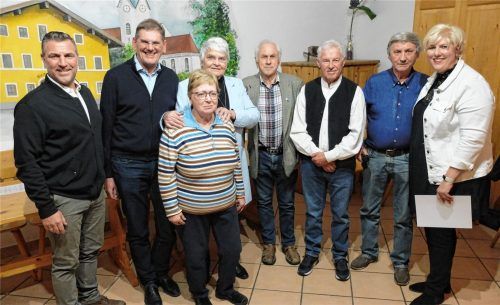 Viele Mitglieder wurden bei der Jahresversammlung des SV Pang für ihre Vereinstreue geehrt. Auf dem Foto: (von links) Zweiter Vorsitzender André Jakob, Schatzmeister Heinz Schmidt, die Geehrten Renate Resch und Doris Kupprian (beide für 50 Jahre ausgezeichnet), Franz Baumann (60 Jahre), Heinz Maier (65 Jahre), Peter Kopler (60 Jahre) sowie die Vorsitzende Alexandra Linordner. Foto Knarr
