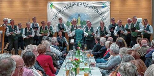 Voll besetzt war der Pfarrsaal der Pfarrei Heilig Blut beim Herbstkonzert des Männergesangvereins „Liederkranz“ Aising.Foto Aerzbäck
