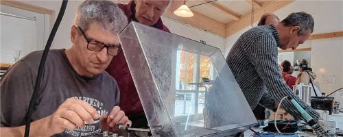 Vom Plattenspieler bis zum Küchengerät: Hermann Heckel (von links), Günther Hecker und Georg Bliemel wissen, wie man elektrische Geräte repariert.Foto Ammelburger